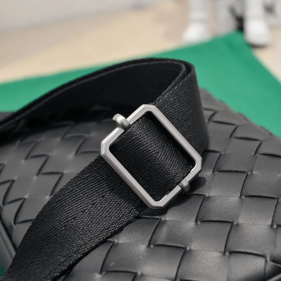 Batch 1480 BV lntrecciato woven leather crossbody bag. The zipper opens and closes, and the space is too large. It meets the daily needs of going out on the street. There are no problems with mobile phones 📱 wallets 👛 power bank 🔋. The weaving process is used, and the texture of the upper body 🔝 is very high-end. Style number: 7100 Size: 25*7.5